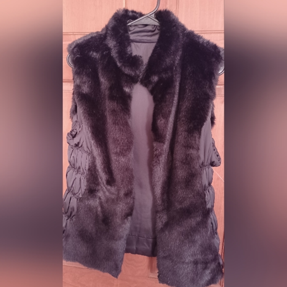 NWOT BLACK FAUX FUR WOMENS VEST SIZE MED. P2P 18" 24"L.